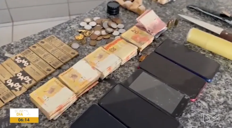 Polícia encontrou na casa do suspeito dinheiro, celulares, maconha e munição — Foto: Reprodução/TV Mirante