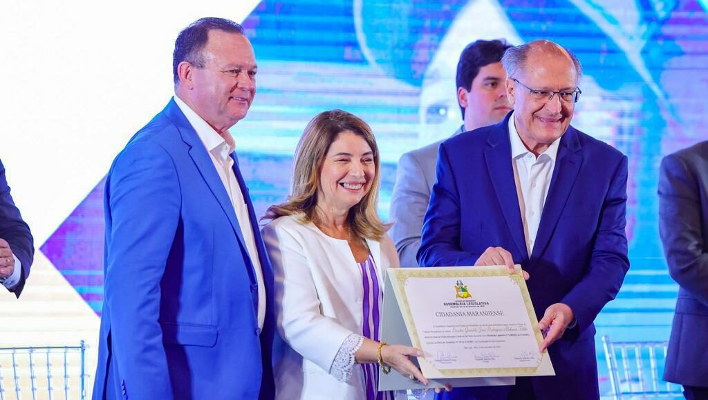 Iracema Vale, ao lago do governador Carlos Brandão, entrega o Título de Cidadão Maranhense ao vice-presidente Geraldo Alckmin.