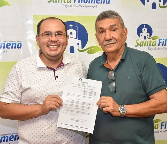 Salomão, prefeito e o filho Isânio secretário de administração