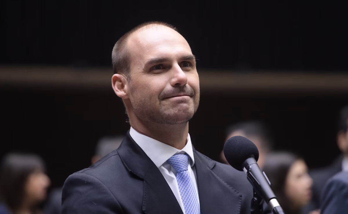 Licenciado do cargo desde março deste ano, o deputado Eduardo Bolsonaro (foto) se mudou para os EUA alegando perseguição política do STF