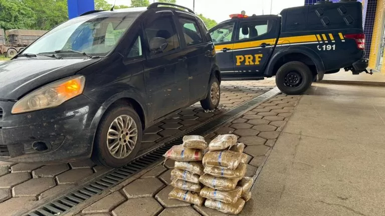 A droga estava dividida em 22 fardos e escondida em compartimentos internos de um veículo com destino a São Luís. - (Foto: DIvulgação/PRF)