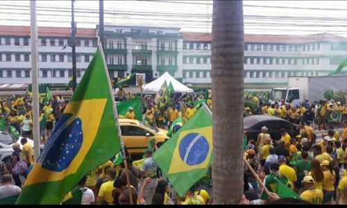 As três Forças Armadas condenam tanto o que classificam como “eventuais restrições a direitos” de quem critica agentes públicos, quanto “eventuais excessos cometidos” por manifestantes que não aceitam o resultado das eleições.